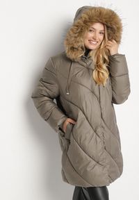Born2be - Ciemnozielona Kurtka z Asymetrycznym Pikowaniem i Kapturem z Futerkiem Ruvita. Okazja: na co dzień. Typ kołnierza: golf. Kolekcja: plus size. Kolor: zielony. Materiał: futro. Styl: casual #4