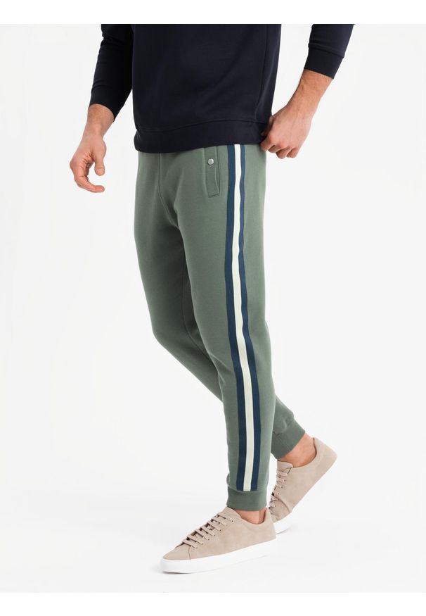 Ombre Clothing - Męskie dresowe spodnie z lampasami i ściągaczami na nogawkach – oliwkowe V2 OM-PASK-0258 - XXL. Kolor: oliwkowy. Materiał: dresówka. Wzór: aplikacja, kolorowy. Styl: retro, elegancki