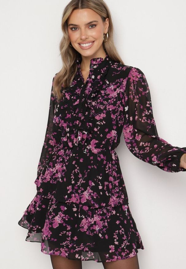 Born2be - Czarno-Fioletowa Rozkloszowana Sukienka Kwiatowa z Falbankami i Gumką w Pasie Zinilda. Okazja: na co dzień. Typ kołnierza: kołnierz z falbankami. Kolor: czarny. Wzór: kwiaty. Typ sukienki: rozkloszowane, proste. Styl: casual, elegancki