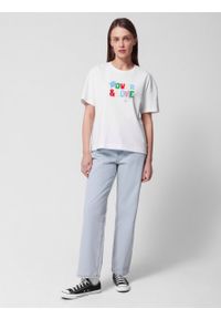 outhorn - T-shirt o kroju boxy z nadrukiem damski - biały. Kolor: biały. Materiał: materiał, bawełna, dzianina. Wzór: nadruk