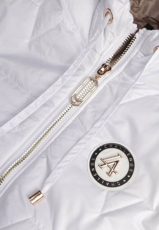 Renee - Biała Długa Kamizelka Pikowana z Nieodpinanym Kapturem Ozdobiona Naszywką Kasseda. Okazja: na co dzień. Kolor: biały. Materiał: poliester, jeans. Długość: długie. Wzór: aplikacja. Styl: casual