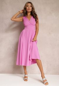 Renee - Różowa Sukienka z Kopertowym Dekoltem i Plisowanym Dołem Anamarie. Kolor: różowy. Długość rękawa: bez rękawów. Typ sukienki: kopertowe. Długość: midi #2