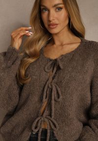 Renee - Jasnobrązowy Kardigan z Wełną o Kroju Oversize z Wiązanymi Kokardami Elearina. Okazja: na co dzień. Typ kołnierza: kokarda. Kolor: brązowy. Materiał: wełna. Styl: casual, elegancki, street #4