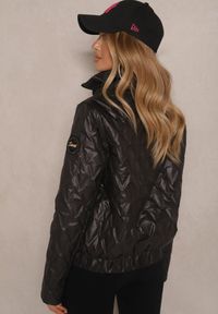 Renee - Czarna Kurtka Pikowana z Elastyczną Gumką w Pasie Zarriva. Okazja: na co dzień. Kolor: czarny. Materiał: jeans. Styl: casual, elegancki