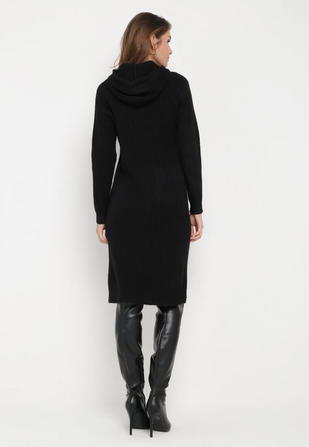 Born2be - Czarna Wełniana Sukienka z Kapturem w Prążki Tyrwe. Okazja: na co dzień. Typ kołnierza: kaptur. Kolor: czarny. Materiał: wełna. Długość rękawa: długi rękaw. Wzór: prążki. Typ sukienki: proste. Styl: klasyczny, casual, elegancki