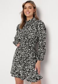 Born2be - Czarna Rozkloszowana Sukienka Mini z Gumką w Pasie Veluna. Kolor: czarny. Długość: mini