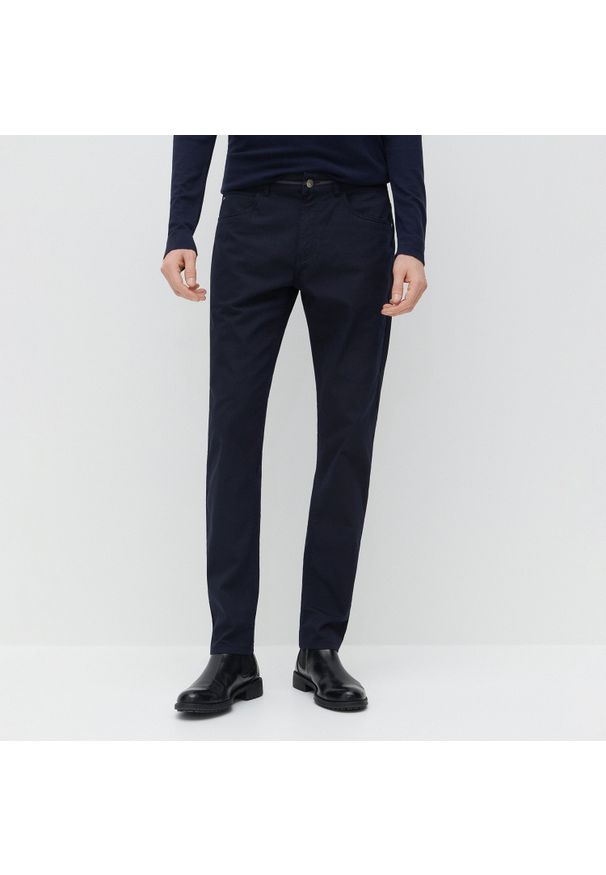 Reserved - Eleganckie spodnie regular fit - Granatowy. Kolor: niebieski. Styl: elegancki