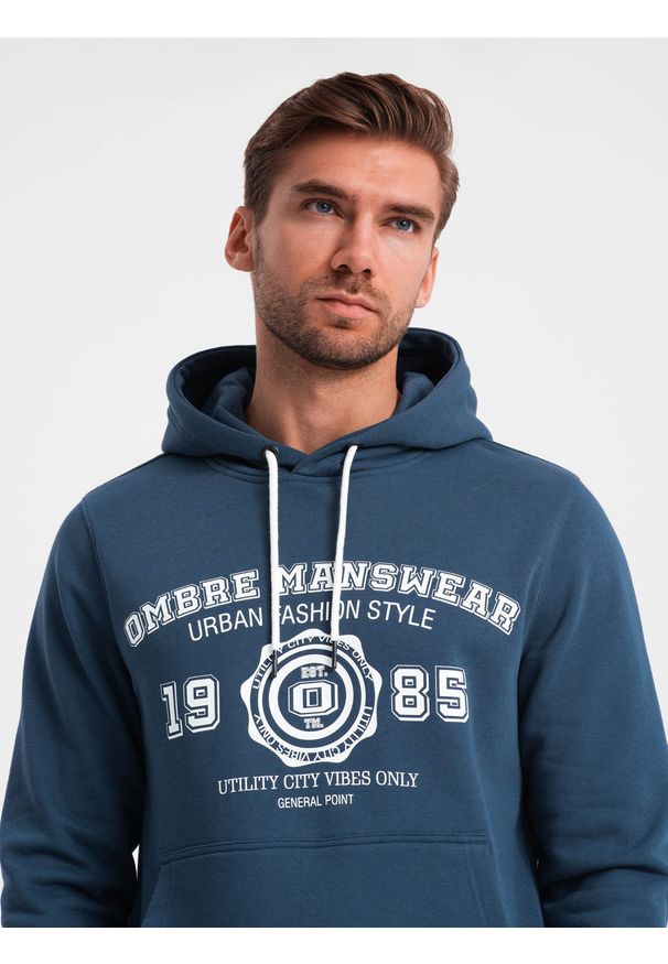 Ombre Clothing - Męska bluza kangurka z kapturem i nadrukiem w stylu college – granatowa V2 - Rozmiar: S. Okazja: na co dzień. Typ kołnierza: kaptur. Kolor: niebieski. Materiał: dzianina, poliester, materiał, dresówka, bawełna. Wzór: nadruk. Styl: klasyczny, casual, elegancki