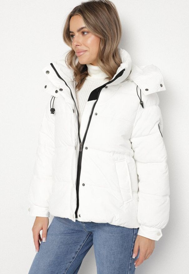 Born2be - Biała Kurtka Puffer o Fasonie Oversize z Kapturem i Naszywką Azirva. Okazja: na co dzień. Typ kołnierza: kaptur. Kolor: biały. Materiał: dzianina. Wzór: aplikacja. Styl: casual, sportowy