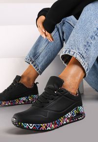 Renee - Czarne Sneakersy na Płaskiej Podeszwie z Geometrycznym Motywem Naviline. Kolor: czarny. Materiał: jeans. Wzór: geometria. Obcas: na płaskiej podeszwie #1