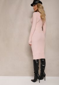 Renee - Jasnoróżowa Dopasowana Sukienka z Prążkowanej Dzianiny z Dekoltem w Serek Ninnoviana. Okazja: na co dzień. Typ kołnierza: dekolt w serek. Kolor: różowy. Materiał: dzianina, prążkowany. Długość rękawa: długi rękaw. Styl: casual, elegancki