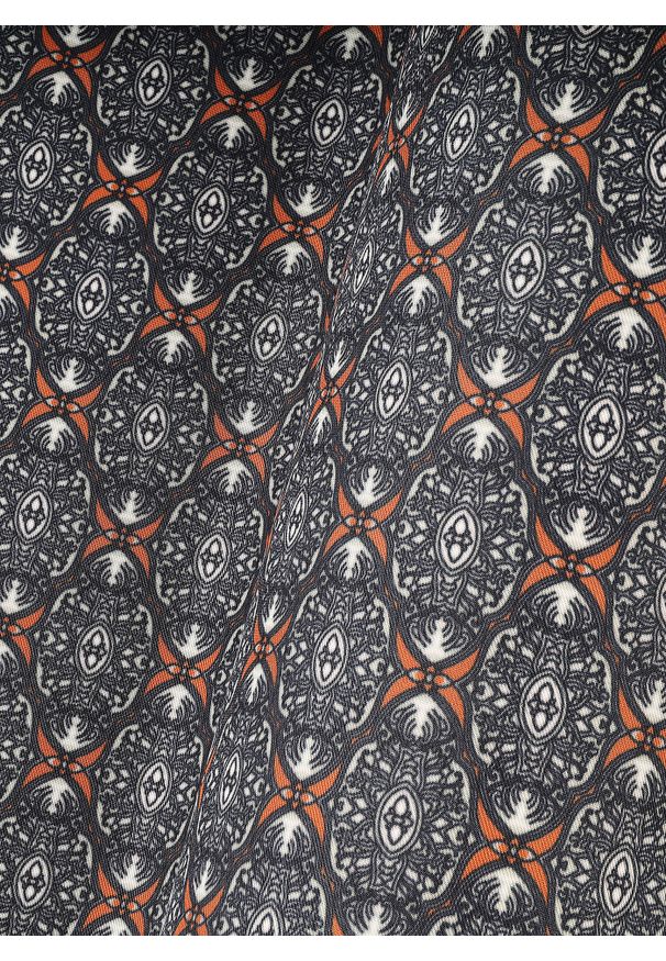 Pako Lorente - PAKO LORENTE – Szara poszetka w geometryczny wzór. Kolor: szary. Materiał: poliester. Wzór: geometria