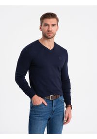 Ombre Clothing - Elegancki sweter męski BASIC V-neck z wiskozą - granatowy V22 OM-SWBS-0107 - Rozmiar: M. Okazja: do pracy, na co dzień. Typ kołnierza: dekolt w serek. Kolor: niebieski. Materiał: wiskoza. Wzór: haft. Styl: elegancki