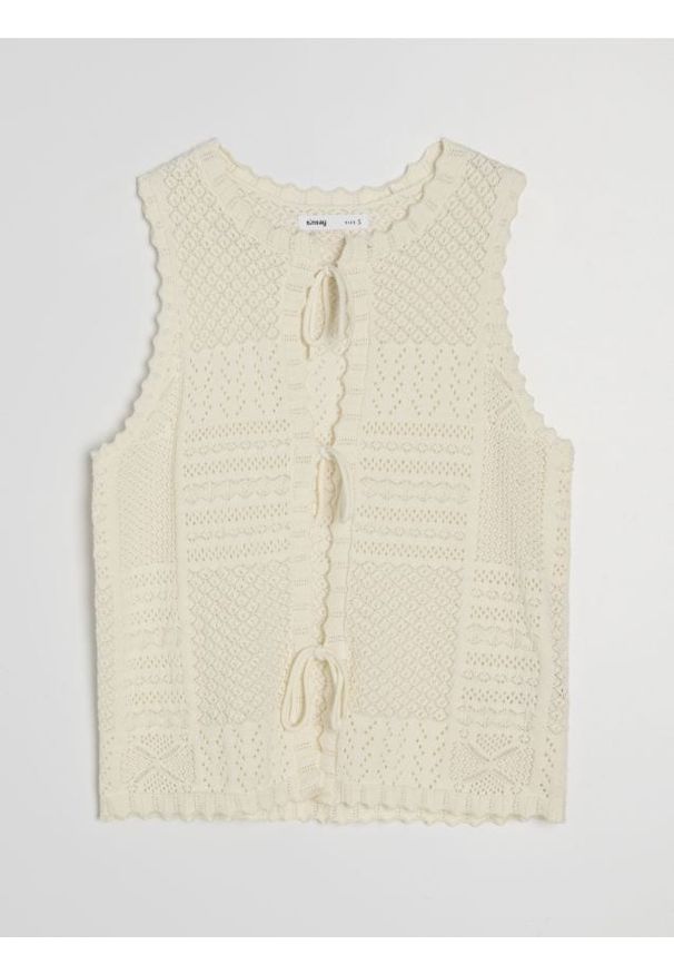 Sinsay - Bawełniana ażurowa kamizelka z dekoracyjnym wiązaniem - kremowy. Kolor: kremowy. Materiał: bawełna. Wzór: ażurowy