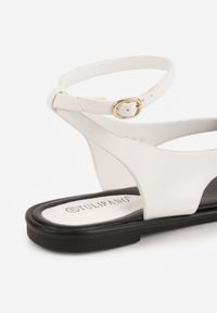 Renee - Białe Sandały Japonki z Metaliczną Ozdobą Vikisima. Okazja: na co dzień. Zapięcie: sprzączka. Kolor: biały. Wzór: aplikacja. Sezon: lato. Styl: casual #9