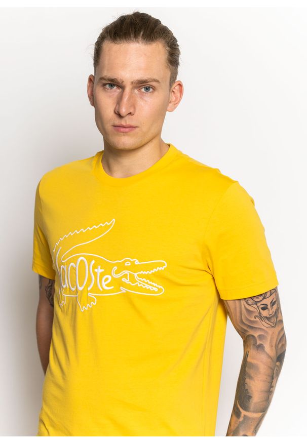 Koszulka męska Lacoste (TH0051F-HDW). Typ kołnierza: polo. Kolor: żółty. Materiał: dzianina. Długość: krótkie. Sezon: lato. Sport: bieganie