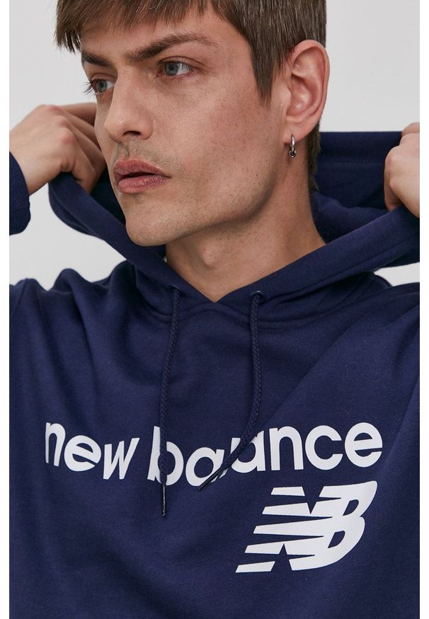 New Balance Bluza MT03910PGM męska kolor granatowy z kapturem z nadrukiem. Typ kołnierza: kaptur. Kolor: niebieski. Materiał: dzianina. Wzór: nadruk