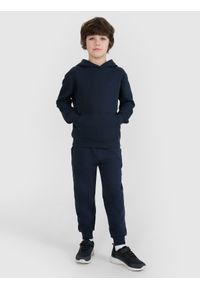4f - 4F Spodnie dresowe joggery chłopięce - granatowe 122 (6-7 lat). Okazja: na co dzień. Kolor: niebieski. Materiał: dresówka. Sezon: lato. Styl: sportowy, casual
