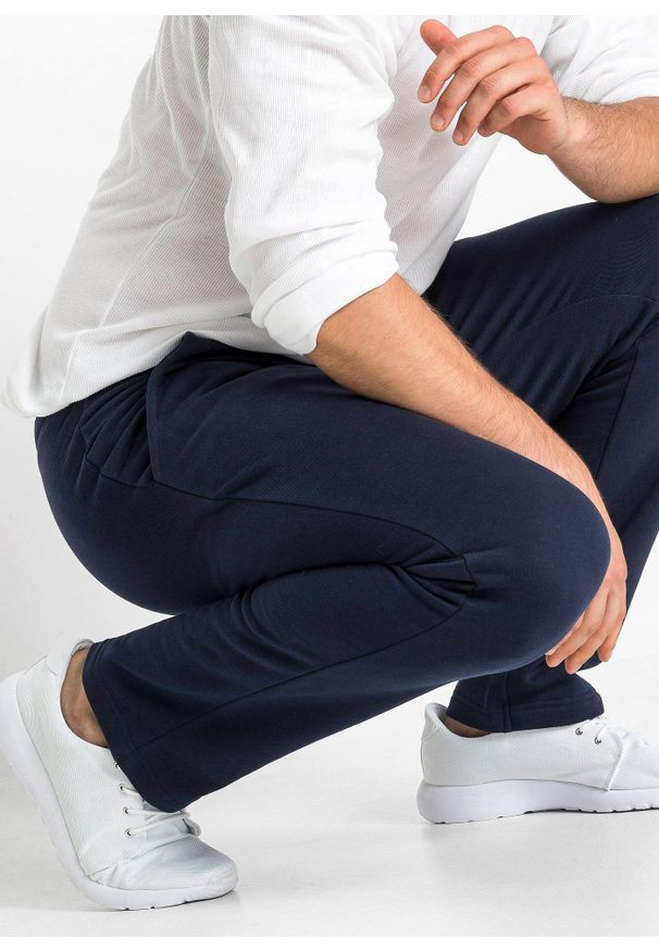 bonprix - Spodnie sportowe z miękką warstwą spodnią i równym dołem. Okazja: na co dzień. Kolor: niebieski. Materiał: dzianina, dresówka. Styl: sportowy