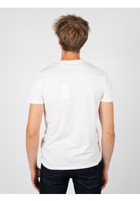 Guess T-Shirt | MBRI25KAVR4 | Mężczyzna | Biały. Okazja: na co dzień. Kolor: biały. Materiał: bawełna. Wzór: nadruk. Styl: casual