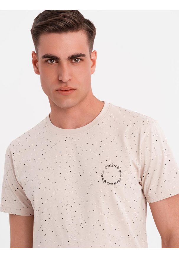 Ombre Clothing - Męski bawełniany t-shirt z nadrukiem i okrągłym dekoltem – beżowy V2. Okazja: na co dzień. Kolor: beżowy. Materiał: bawełna. Długość rękawa: krótki rękaw. Długość: krótkie. Wzór: nadruk. Sezon: wiosna, lato. Styl: casual, elegancki