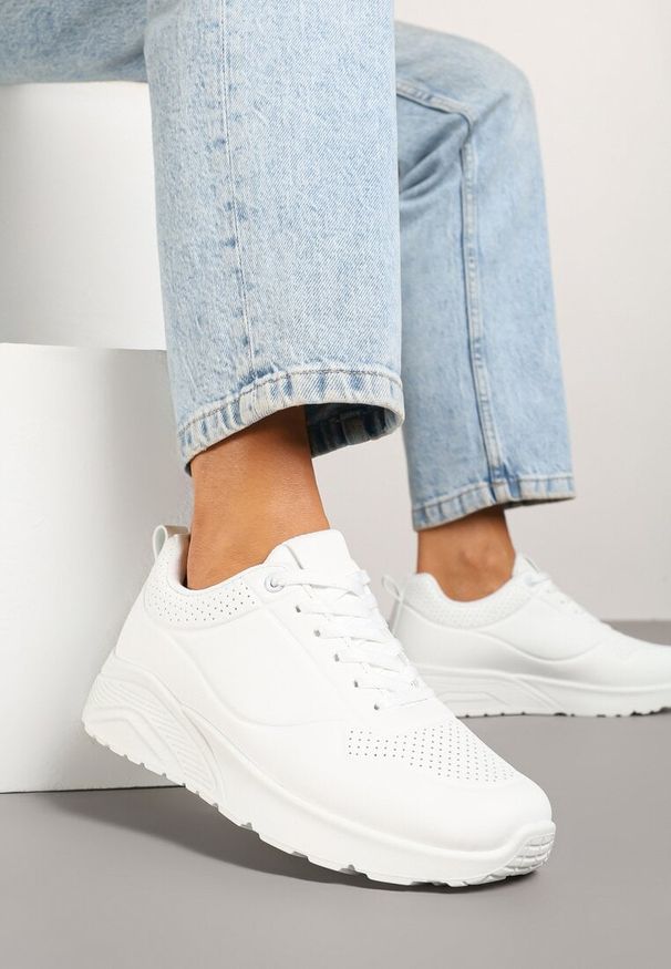 Renee - Białe Sneakersy z Tłoczoną Cholewką Ulithrena. Okazja: na co dzień. Kolor: biały. Materiał: jeans. Szerokość cholewki: normalna