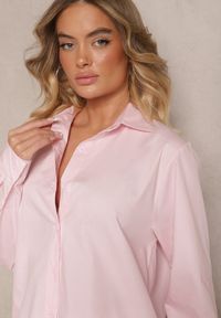 Renee - Jasnoróżowa Bawełniana Długa Koszula z Regulacją przy Rękawach Dorivelle. Okazja: na co dzień. Typ kołnierza: kołnierzyk klasyczny. Kolor: różowy. Materiał: bawełna. Długość: długie. Styl: klasyczny, elegancki, casual #3