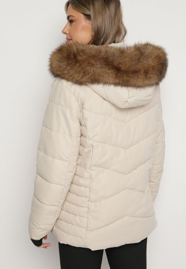 Born2be - Jasnobeżowa Pikowana Kurtka z Kapturem i Futerekiem Arfira. Okazja: na co dzień. Typ kołnierza: kaptur. Kolor: beżowy. Materiał: jeans, tkanina, futro. Sezon: zima. Styl: casual