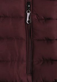 Renee - Bordowa Kurtka Ozdobiona Pikowaniem Wykończona Sznurkami i Kapturem Mivissa. Okazja: na spacer, na co dzień. Kolor: czerwony. Materiał: jeans. Wzór: aplikacja. Styl: casual, sportowy #7