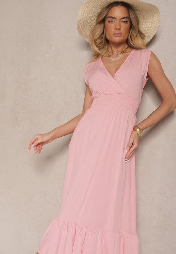 Renee - Różowa Kopertowa Sukienka z Wiskozy Zdobiona Falbanką Ularisela. Okazja: na co dzień. Kolor: różowy. Materiał: wiskoza. Długość rękawa: bez rękawów. Wzór: aplikacja. Typ sukienki: kopertowe. Styl: klasyczny, casual, elegancki