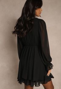 Renee - Czarna Siateczkowa Sukienka o Rozkloszowanym Fasonie z Falbankami Zenniria. Okazja: na wesele, na co dzień, na ślub cywilny, na imprezę. Typ kołnierza: kołnierz z falbankami. Kolor: czarny. Materiał: poliester. Styl: casual #5