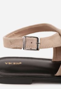 Renee - Ciemnobeżowe Sandały VICES z Imitacji Zamszu o Fasonie Japonek z Paskiem na Palec Cresea. Zapięcie: pasek. Kolor: beżowy. Materiał: zamsz. Sezon: wiosna, lato #9