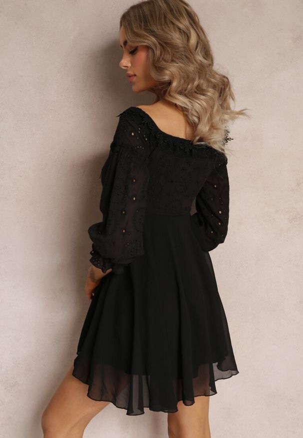 Renee - Czarna Sukienka z Rękawami 7/8 i Ozdobną Koronką Cascantha. Kolor: czarny. Materiał: koronka. Wzór: koronka