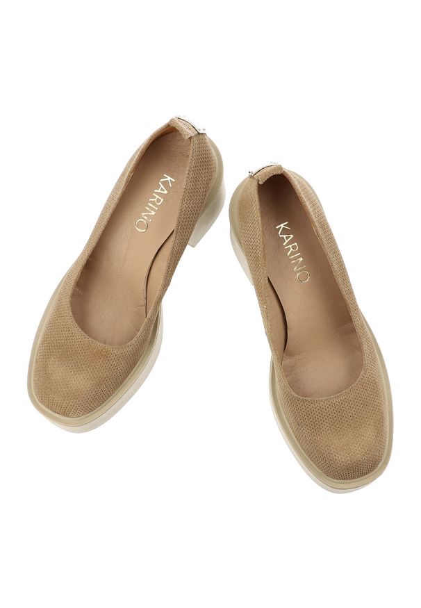 Półbuty damskie Karino, stabilny słupek podwyższona platforma miękka cholewka zabudowany przód masywna podeszwa, beżowe, 5996/007-P. Okazja: na co dzień. Kolor: beżowy. Materiał: skóra, zamsz. Szerokość cholewki: normalna. Obcas: na platformie. Styl: casual, elegancki. Wysokość obcasa: średni