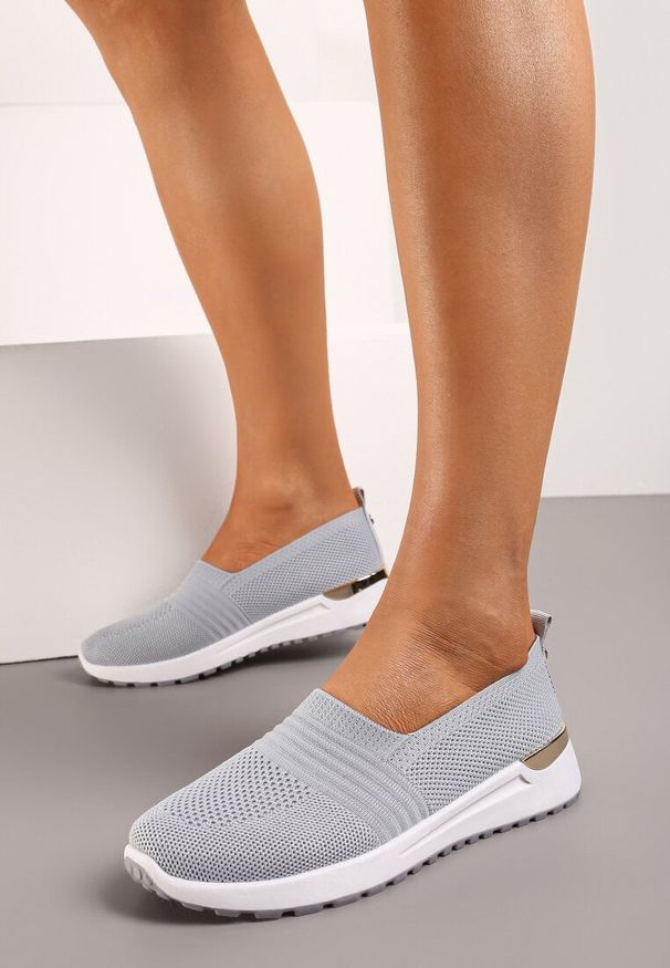 Renee - Szare Tenisówki Elastyczne z Metaliczną Wstawką na Zapiętku Jestella. Okazja: na co dzień. Kolor: szary. Materiał: jeans. Wzór: gładki. Styl: elegancki, casual