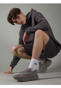 4f - Buty lifestyle sneakersy skórzane uniseks 4F x Robert Lewandowski. Zapięcie: sznurówki. Kolor: szary. Materiał: skóra. Szerokość cholewki: normalna. Sport: piłka nożna