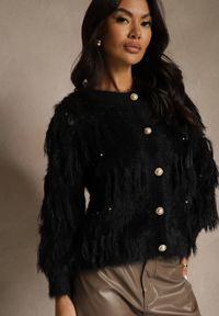 Renee - Czarny Kardigan z Dzianiny z Wełną Imitującą Pióra z Perłowymi Guzikami Meviatta. Kolor: czarny. Materiał: wełna, dzianina. Styl: glamour