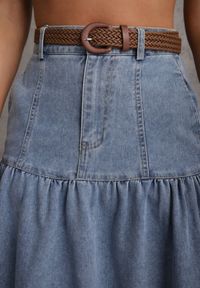 Renee - Niebieska Jeansowa Spódnica z Bawełny Ozdobiona Paskiem z Plecionki Ocearos. Okazja: na co dzień. Kolor: niebieski. Materiał: jeans, bawełna. Wzór: aplikacja. Styl: casual, elegancki #3