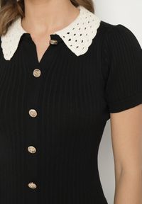 Born2be - Czarna Rozkloszowana Sukienka Retro z Wiskozy z Guzikami i Kołnierzykiem Andival. Okazja: na co dzień. Typ kołnierza: kołnierzyk klasyczny. Kolor: czarny. Materiał: wiskoza. Długość rękawa: krótki rękaw. Wzór: ażurowy, aplikacja. Typ sukienki: proste. Styl: retro #4