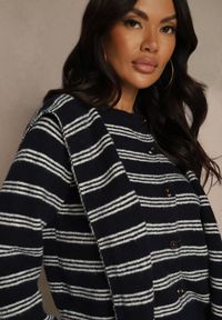 Renee - Granatowy Kardigan z Dodatkiem Wełny Zdobiony Wzorem w Paski i Narzutką Fedira. Okazja: na co dzień. Kolor: niebieski. Materiał: wełna. Długość: krótkie. Wzór: paski, aplikacja. Styl: casual, klasyczny #2