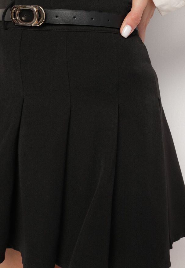 Born2be - Czarna Plisowana Spódnica z Wiskozą Ozdobiona Paskiem Semarise. Okazja: na co dzień. Kolor: czarny. Materiał: wiskoza. Wzór: aplikacja. Styl: casual, elegancki