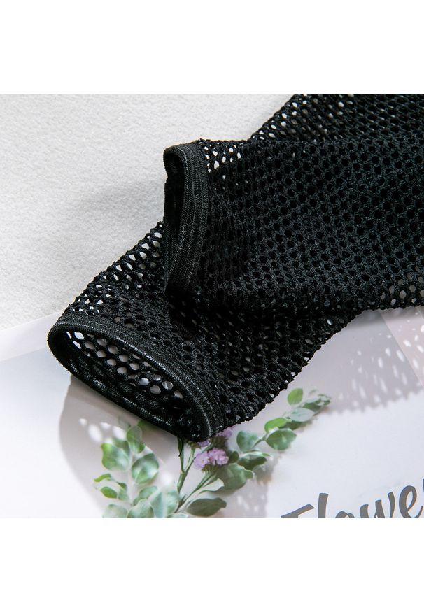 Intica - Komplet bieliźniany z narzutką i crop topem siateczkowy na wieczór Jorien. Kolor: czarny. Materiał: tkanina