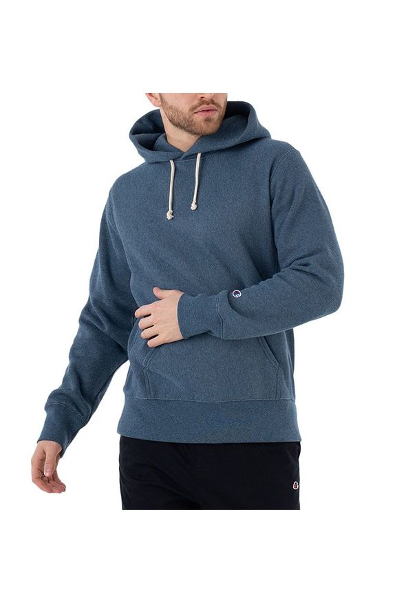 Bluza Champion Hooded Sweatshirt 218800-BM513 - granatowa. Typ kołnierza: kaptur. Kolor: niebieski. Materiał: bawełna, tkanina, poliester. Wzór: aplikacja. Styl: klasyczny, sportowy