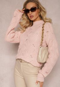 Renee - Różowy Sweter Oversize z Ozdobnym Splotem Boeda. Kolor: różowy. Wzór: ze splotem