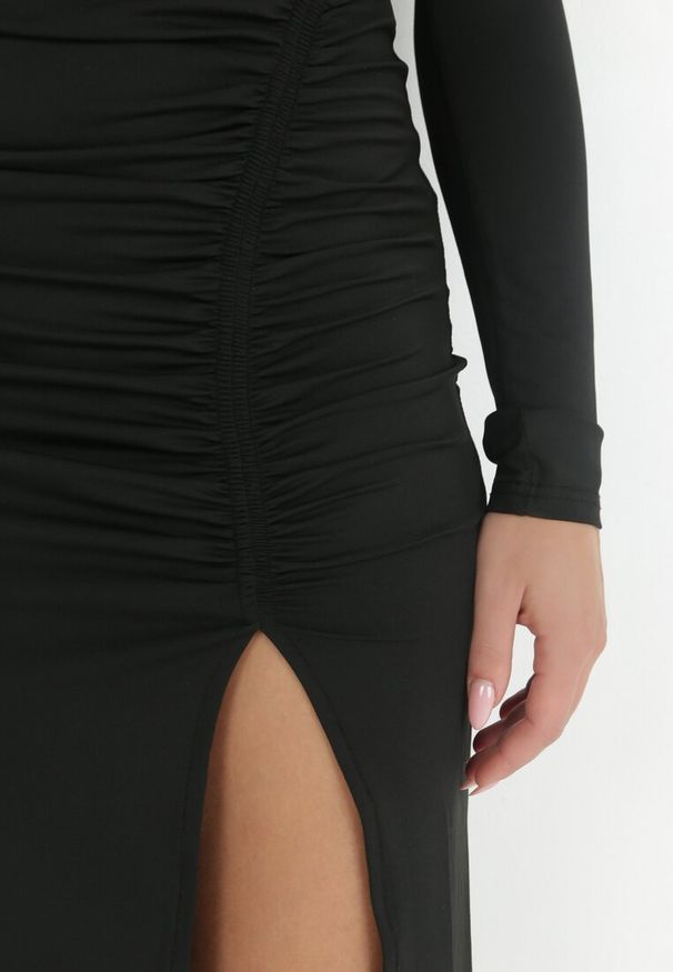 Born2be - Czarna Dopasowana Sukienka z Marszczeniem Kivi. Kolor: czarny. Materiał: materiał. Typ sukienki: dopasowane. Styl: elegancki. Długość: midi