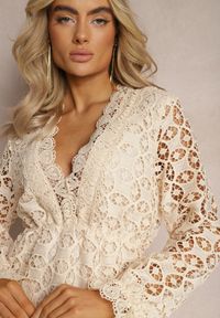 Renee - Beżowa Sukienka Dephiolea. Kolor: beżowy. Materiał: koronka, materiał. Długość rękawa: długi rękaw. Wzór: ażurowy. Styl: wizytowy. Długość: mini #3