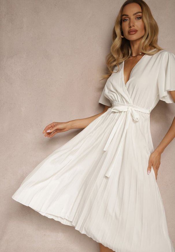 Renee - Biała Sukienka Wiązana w Talii z Plisowaniem na Dole Dorseki. Kolor: biały. Typ sukienki: plisowane. Styl: klasyczny, elegancki