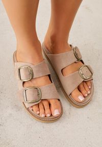 Born2be - Ciemnobeżowe Klapki VICES z Dwoma Paskami i Metalicznymi Klamrami Kaliniassi. Nosek buta: otwarty. Kolor: beżowy. Materiał: skóra, zamsz. Wzór: aplikacja. Sezon: lato. Obcas: na obcasie. Wysokość obcasa: niski #1