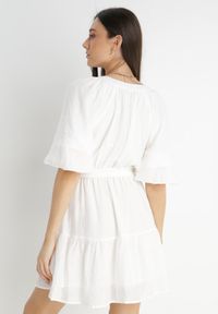 Born2be - Biała Sukienka Hyromela. Kolor: biały. Materiał: materiał, tkanina. Wzór: gładki. Typ sukienki: rozkloszowane. Długość: mini