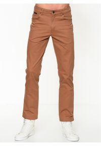 Wrangler - WRANGLER SPODNIE MĘSKIE TEXAS BROWN W121AP89K. Stan: podwyższony. Materiał: jeans, materiał. Wzór: jednolity. Styl: klasyczny #1